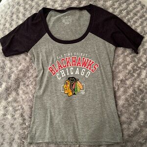 Chicago Blackhawks short Sleeve Grey Shirt Size S NWOT